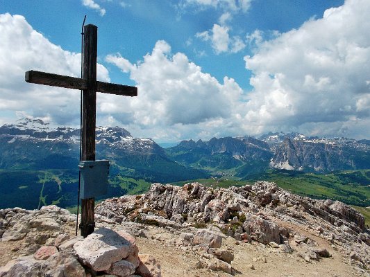 11. Vrchol hory s křížkem a schránkou nad městem Corvara